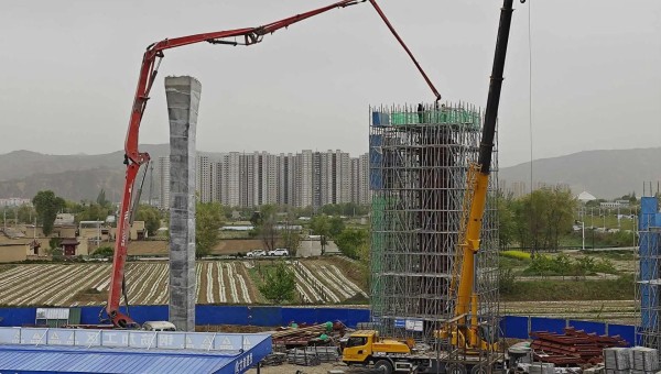 在西部市政建設(shè)集團四公司臨夏市環(huán)城北路橋梁及附屬工程（二期）項目現(xiàn)場，鋼筋加工區(qū)火花飛揚、安裝墩柱區(qū)一件件鋼筋骨架安全運達、泵車將一方方混凝土輸送至墩柱澆筑......現(xiàn)場一片繁忙景象。自四月復(fù)工以來