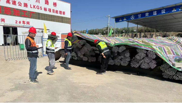 連日來，由西部市政建設(shè)集團承建的康樂縣北濱河路西段及連接線道路項目建設(shè)有序推進，路基處理、管道安裝、涵洞和橋梁等多個作業(yè)面同步施工，全體建設(shè)者用汗水澆筑市政道路建設(shè)基石，以實干精神推進項目履約取得新成